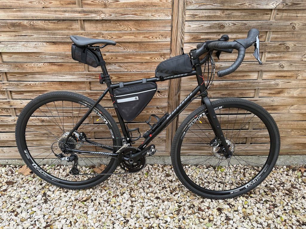 acélvázas bikepacking kerékpár